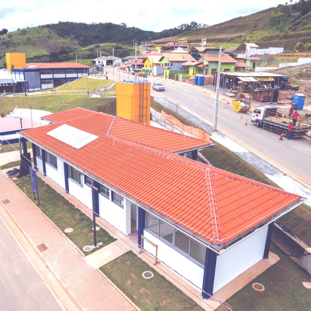 foto aérea do edifício do posto de saúde de paracatu de baixo