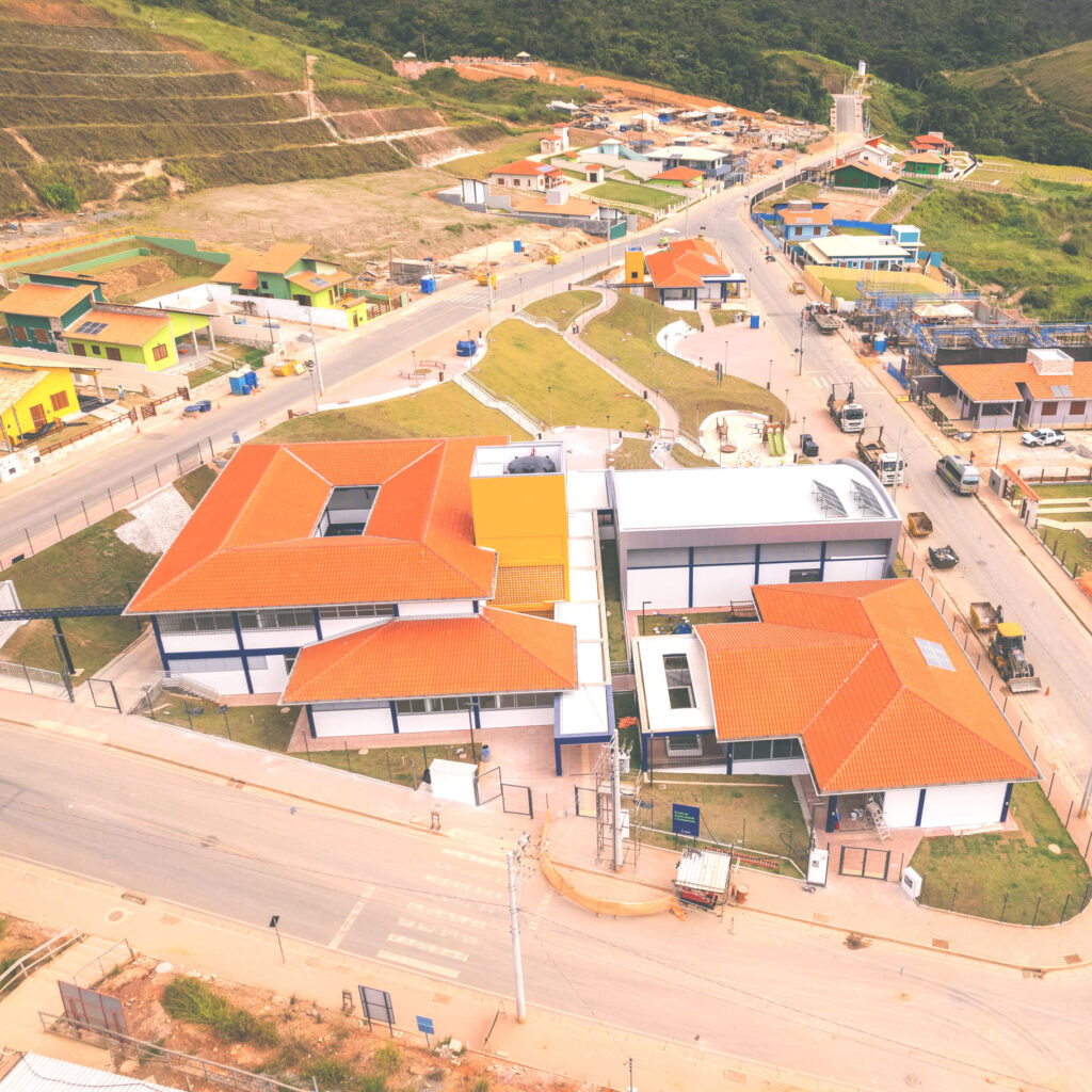 foto aérea da praça de paracatu de baixo com o edifício da escola municipal em destaque