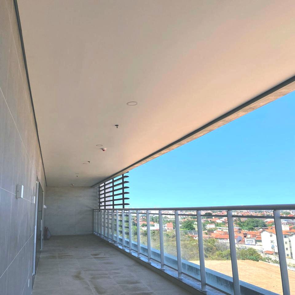 Sacada com forro de gesso e guarda corpo de vidro