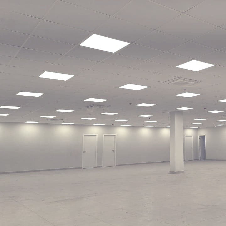 Sala grande com forro mineral intalados
