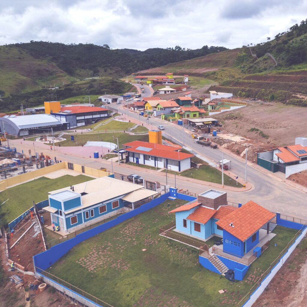 Casas em construção e praça no município de Paracatu ed Baixo