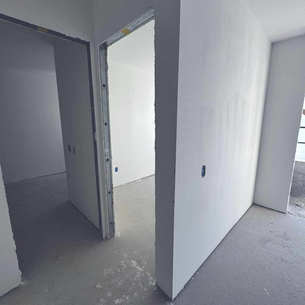 Parede em drywall em processo de finalização
