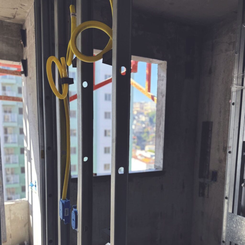 Módulo com instalção elétrica embutida em construção