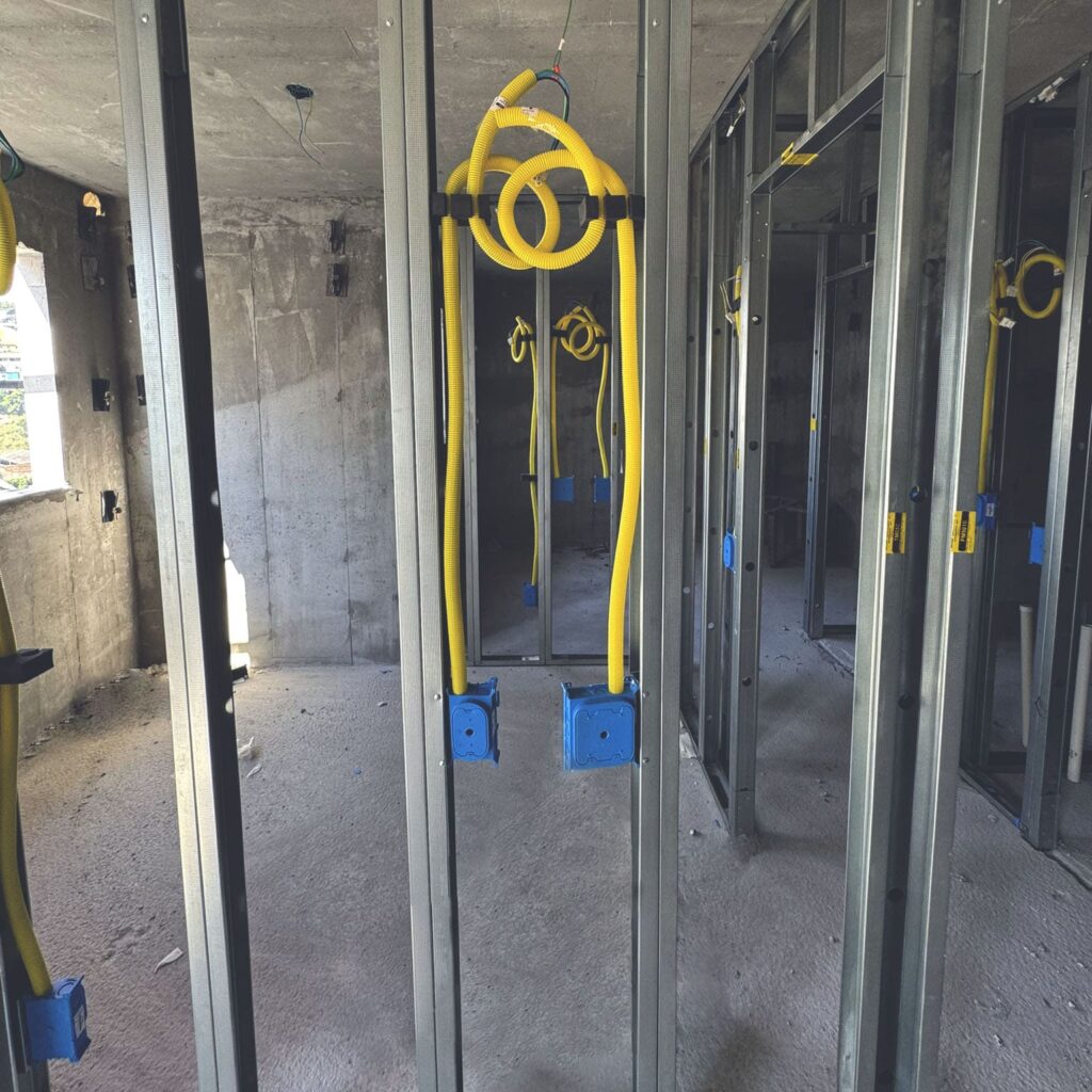 Módulo com instalção elétrica embutida em construção