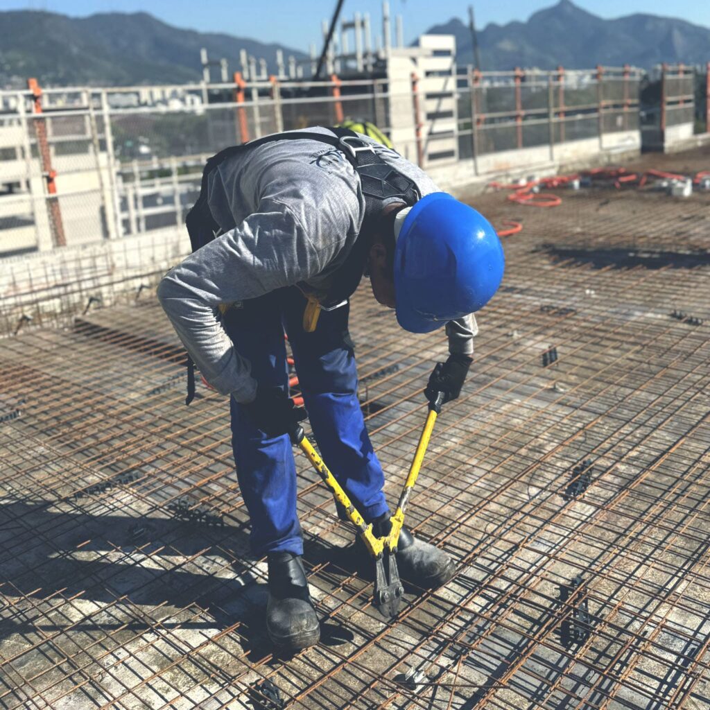 trabalhador cortando aço